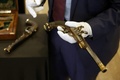 ナポレオン・ボナパルトが所有していた拳銃。仏パリで行われたオークションの内覧会で（2024年6月18日撮影）。(c)Geoffroy VAN DER HASSELT / AFP