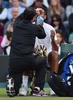 テニス、ウィンブルドン選手権、男子シングルス3回戦。治療を受けるニック・キリオス（2016年7月3日撮影）。(c)AFP/GLYN KIRK