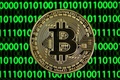 ビットコインを視覚化したコイン（2020年1月26日撮影）。(c)INA FASSBENDER / AFP