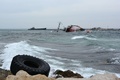 ウクライナ南部クリミア（Crimea）半島西岸にあるドヌズラフ（Donuzlav）湖の黒海（Black Sea）に通じる出入り口部分に沈められたロシア艦艇（2014年3月8日撮影）。(c)AFP/KATHERINE HADDON