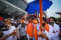 インドの首都にあるデリー国際空港で、アフガニスタンから退避してきたシーク教徒が持ち帰った同教の聖典「グル・グラント・サーヒブ」を運ぶ男性（2021年8月24日撮影）。(c)Money SHARMA / AFP