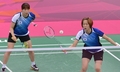ロンドン五輪、バトミントン女子ダブルス1次リーグC組。プレーする韓国の河貞恩（Ha Jung-Eun、右）と金旼貞（Kim Min-Jung）。試合は韓国が勝った。（2012年7月31日撮影）。(c)AFP/ADEK BERRY