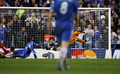 前半33分にチェルシーのディディエ・ドログバ（%%Didier Drogba%%）に先制ゴールを許すリバプールのGKホセ・マヌエル・レイナ（%%Jose Manuel Reina%%）。（2008年4月30日撮影）(c)AFP/ADRIAN DENNIS