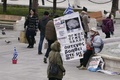 ギリシャ・アテネ中心部で物乞いをする男性（2015年2月12日撮影、資料写真）。(c)AFP/LOUISA GOULIAMAKI