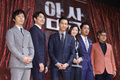 韓国・ソウルで行われた、映画『暗殺』の制作報告会に臨む、（左から）俳優のチェ・ドクムン、チョ・ジヌン、イ・ジョンジェ、女優のチョン・ジヒョン、俳優のハ・ジョンウ、チェ・ドンフン監督（2015年6月22日撮影）。(c)STARNEWS