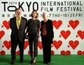 第26回東京国際映画祭（Tokyo International Film Festival）のオープニングイベントに登場した（左から）フランシス・フォード・コッポラ（Francis Ford Coppola）、娘のソフィア・コッポラ（Sofia Coppola）、妻のエレノア・コッポラ（Eleanor Coppola）さん（2013年10月17日撮影）。(c)AFP/TOSHIFUMI KITAMURA