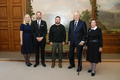ノルウェーの首都オスロでウクライナのウォロディミル・ゼレンスキー大統領（中央）と写真撮影に臨む国王ハラルド5世（右から2人目）、ホーコン皇太子（左から2人目）ら（2023年12月13日撮影）。(c)Fredrik Varfjell / NTB / AFP