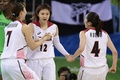 リオデジャネイロ五輪、バスケットボール女子・予選リーググループA、日本対ブラジル。チームメートと得点を喜ぶ吉田亜沙美（中央、2016年8月8日撮影）。(c)AFP/JAVIER SORIANO