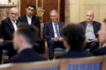 サッカーW杯カタール大会の開幕を控え、イランのエブラヒム・ライシ大統領（右）と面会する同国代表のカルロス・ケイロス監督（中央）ら（2022年11月14日撮影）。(c)AFP PHOTO / HO / IRANIAN PRESIDENCY