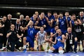 パリ五輪、バレーボール男子準々決勝、イタリア対日本。試合後に記念撮影するイタリアの選手とスタッフ（2024年8月5日撮影）。(c)Miguel MEDINA / AFP