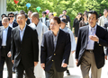 韓国・慶州（Gyeongju）の仏国寺（Bulguksa Temple）を訪問する（右から）岡田克也（Katsuya Okada）外相、韓国の柳明桓（ユ・ミョンファン、Yu Myung-hwan）外交通商相、中国の楊潔チ（Yang Jiechi）外相（2010年5月16日撮影）。(c)AFP