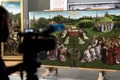 修復作業が終わったファン・エイク兄弟の祭壇画「神秘の子羊」を撮影するカメラマン。ベルギー・ヘントのMSK美術館にて（2019年12月17日撮影）。(c)Kenzo TRIBOUILLARD / AFP