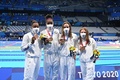 東京五輪、競泳女子4×100メートルリレー決勝。銅メダル獲得を喜ぶ米国のシモーネ・マヌエル（左、2021年7月25日撮影）。(c)Attila KISBENEDEK/ AFP