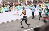 ハーフマラソン優勝の人型ロボット 約1980万円で落札