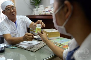 カンボジア辺境の村で82人がHIVに感染、注射針が原因か カンボジア辺境の村で82人がHIVに感染、注射針が原因か