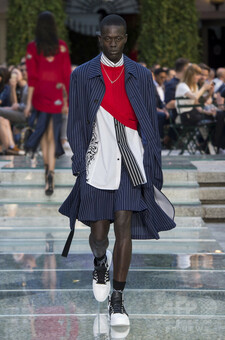 ヴェルサーチ」18年春夏メンズ 写真53枚 国際ニュース：AFPBB News