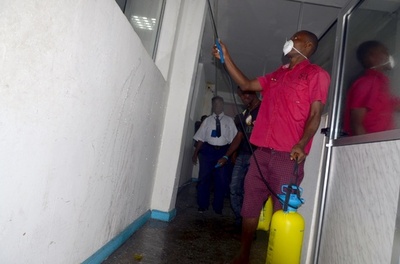 エボラ患者の遺体、道や民家に放置も リベリアで抗議デモ