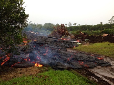 住宅敷地内に進入した溶岩、ハワイ島