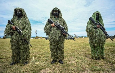 【今日の1枚】緑のオバケ？ コロンビア軍のパレード