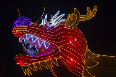 マレーシアでも春節の準備、竜のイルミネーションが登場