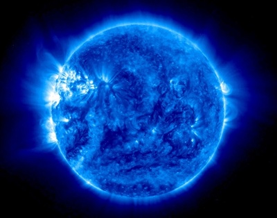 観測衛星が捉えた「青い太陽」、NASA公開