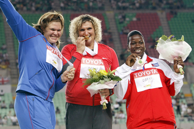 女子円盤投げの表彰式が行われる