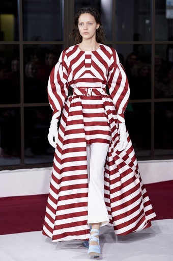 上品なシルエットと素材際立つ「エミリア・ウィックステッド」18/19年秋冬