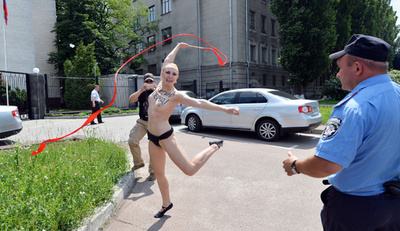 露プーチン大統領に裸で抗議、女性権利団体FEMEN