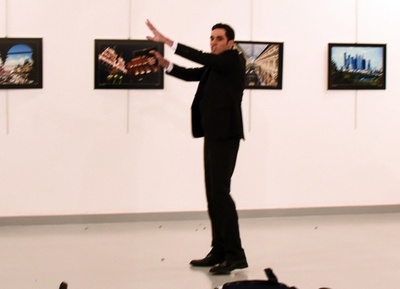 トルコの露大使射殺、容疑者の警官は自分の身分証で入場