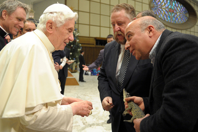 ローマ法王、希少種のキューバワニとご対面