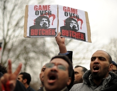 リビア首都で銃撃、カダフィ大佐ベネズエラ亡命情報も