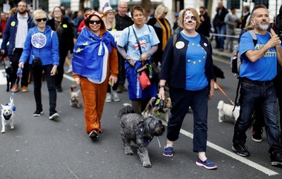 愛犬と一緒にEU離脱反対、ロンドン中心部で「ウーファレンダム」行進