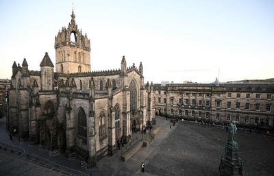 英女王、エディンバラで公開安置 一般弔問始まる