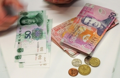 銀行の誤りで大金を手にした男のパートナーを逮捕、ニュージーランド