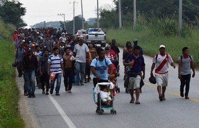メキシコ、不法移民600人保護 トレーラー2台で移動