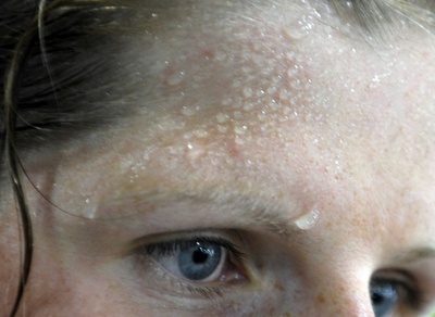 額の汗で健康管理する「スマート・ヘッドバンド」、米で開発進む