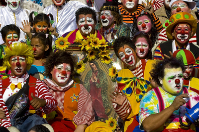 メキシコ・グアダルーペの聖母大聖堂に道化師の巡礼