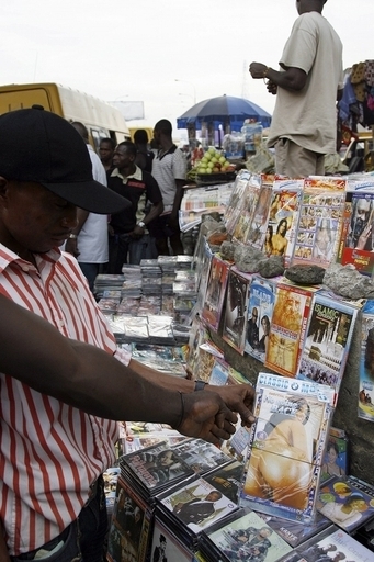 ナイジェリアに氾濫するポルノビデオ、当局も打つ手なし