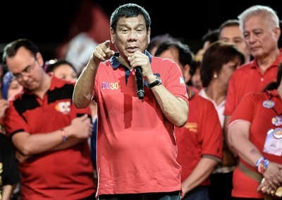 下ネタ連発、法王に暴言…比大統領選で優勢 「私刑執行人」の過激発言