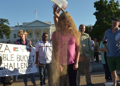 米ホワイトハウス前で「土かぶり」運動、ガザ地区との連帯示す
