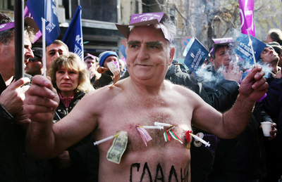 クレミコフチ従業員、給与遅配と人員削減計画に抗議 ブルガリア最大の製鉄会社