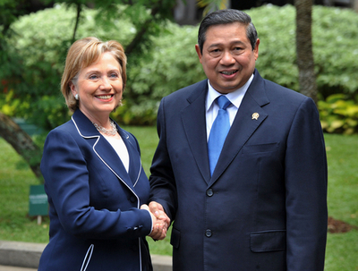 クリントン米国務長官、インドネシア大統領と会談