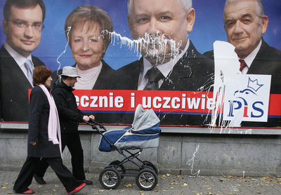 カチンスキ兄弟の信任問う ポーランド総選挙投票始まる