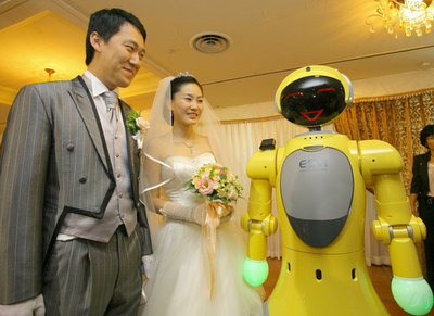 「世界初」、ロボットが司会者を務める結婚式