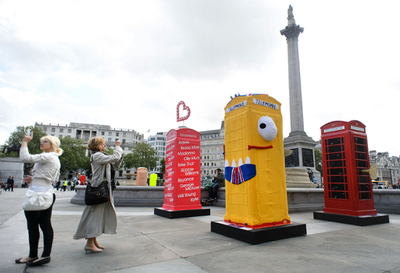 そのハト、ちょっと大きすぎない？英ロンドン名物の電話ボックスがアートに