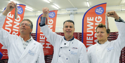 オランダで「ニシンの酢漬け」初競り、45匹に史上最高値940万円