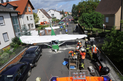 あわや住宅に激突…！ドイツで軽飛行機事故