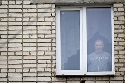 「反戦画」のロシア人少女、疎遠だった母親の元に