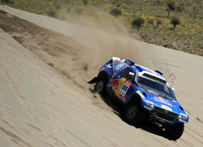 アルアティヤの失格によりドゥビリエが総合首位に、ダカールラリー