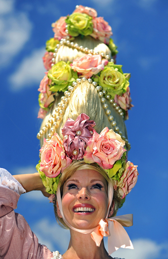 英国ロイヤルアスコット300周年、頭上にそびえたつ帽子に伝統の重み？